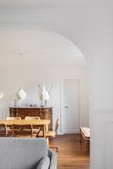 The doorway between the living and dining rooms is framed by a segmental arch.