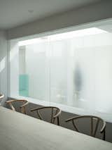 The combination of transparent glass and frosted glass increases the interactivity of space while ensuring privacy.