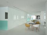 The dining room is spacious and bright, colorful tables and chairs and green glass armrests add vitality to the space