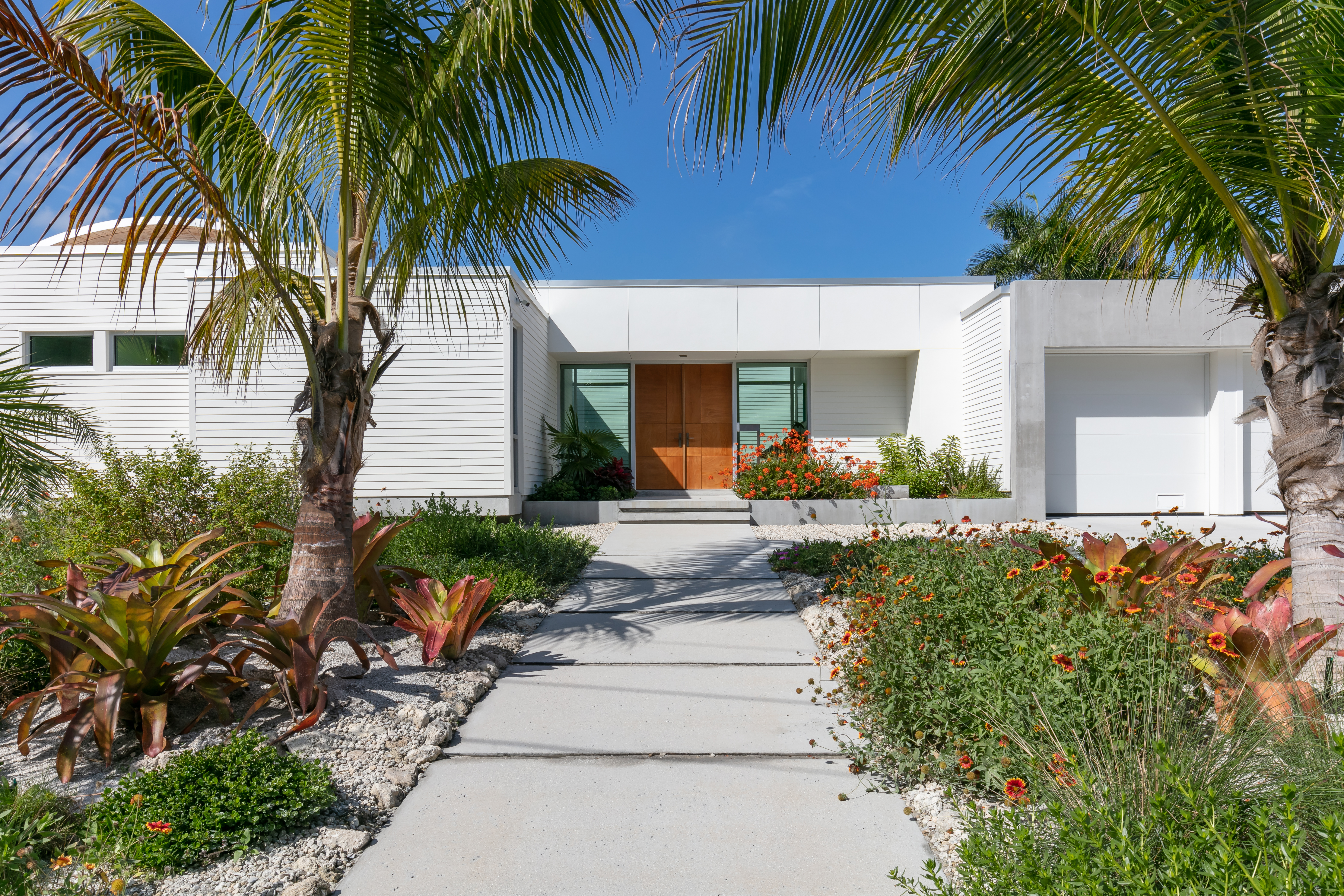 Photo 2 Of 9 In This Sarasota Residence Draws On The Bold Style Of The   Original 