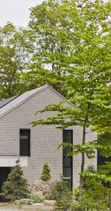 From the street the house looks discreet and showcase a modern take on a more traditionnal architecture with its pitched roof and cedar shingles cladding, both in use in the region.