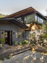A Sustainable Renovation of a Los Angeles Midcentury Channels Its Designers’ Utopian Ideals - Photo 2 of 16 - 