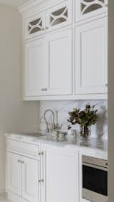 Wet bar with plenty of storage – perfect for entertaining guests