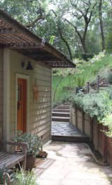 The site is located in Fairfax, California, at the end of a dead-end street. Set in a forest with views to the north, its natural surroundings provide a peaceful retreat from daily life. The steep hillside and narrow driveway made access for construction challenging, and the number of vehicles on site had to be restricted.