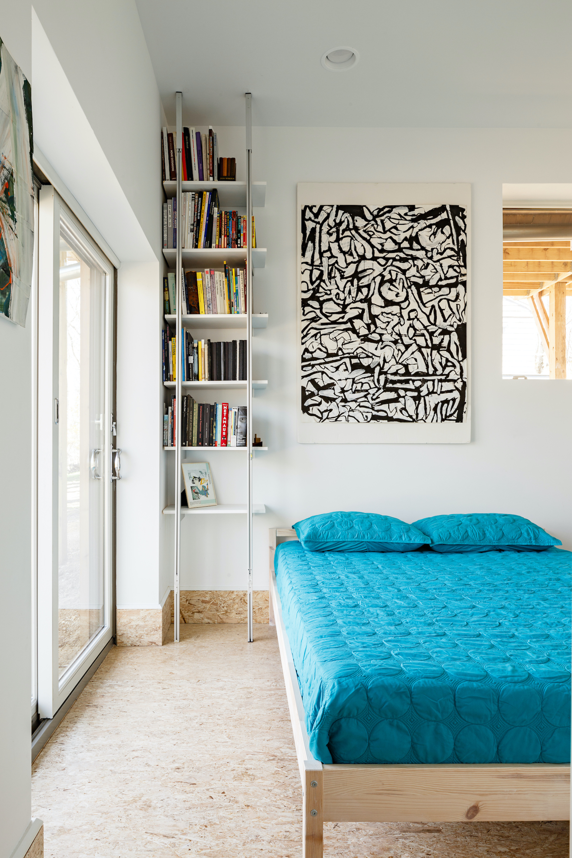 В подвале А-образной рамы Сэг-Харбора Эдгар Папазян установил стены светлого цвета и полы из конструкционного ОСП.