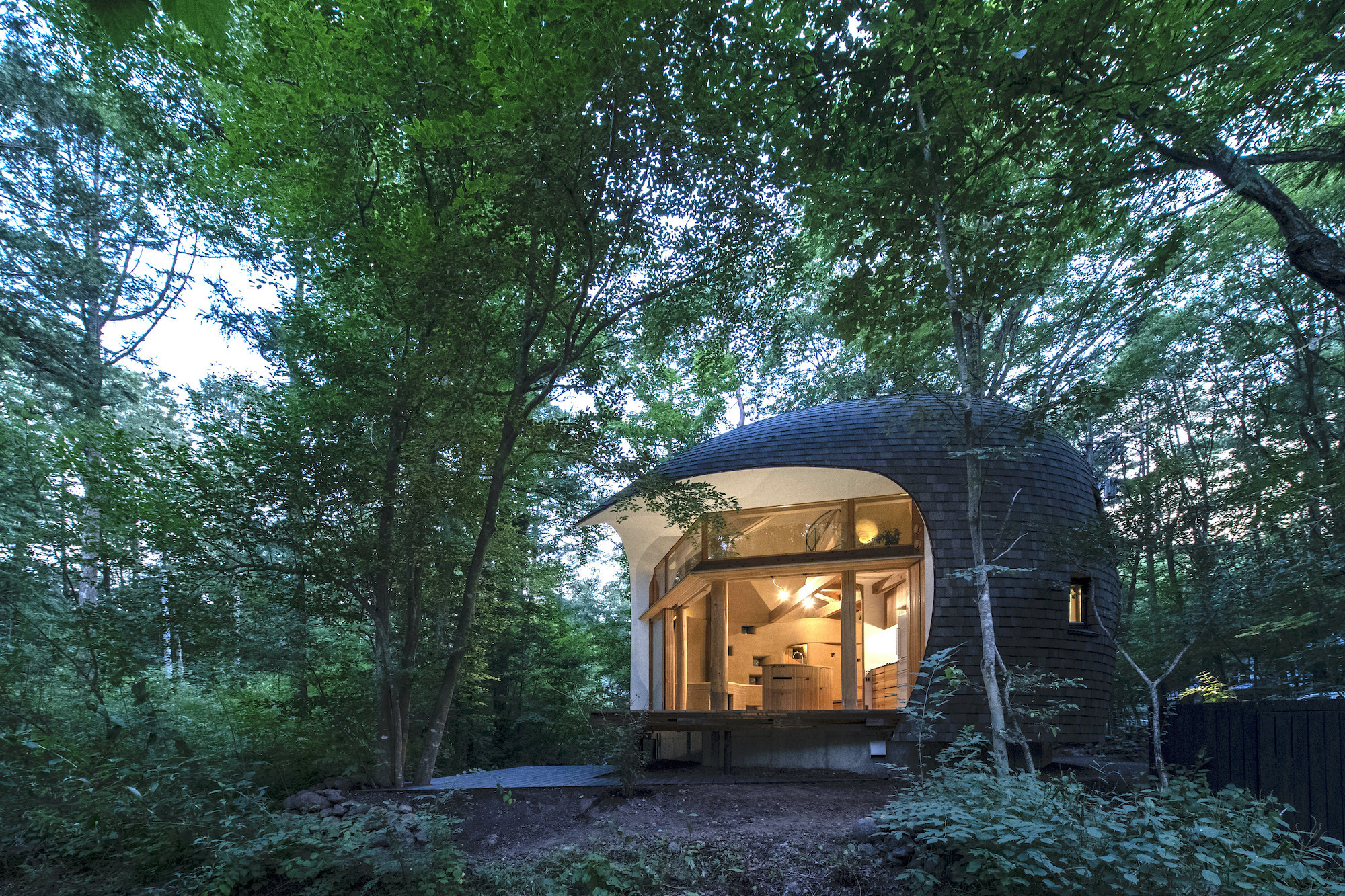 This Curvaceous Timber and Earth Cabin Blends Into a Japanese