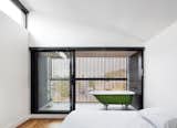 A Balcony With a Bathtub Caps This Striking Prefab in Melbourne - Photo 9 of 17 - 