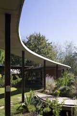 A Swooping Concrete Canopy Crowns a Pavilion-Style Home Near Buenos Aires - Photo 18 of 18 - 