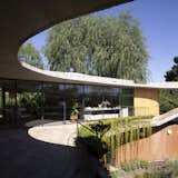 A Swooping Concrete Canopy Crowns a Pavilion-Style Home Near Buenos Aires - Photo 17 of 18 - 