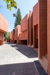 13 Homes in Pinkish Orange Concrete Add a Splash of Color to Mexico City - Photo 6 of 15 - 