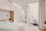 Every room has its own terrace, which transforms the feeling of the interior when the doors are opened. By dissolving the boundaries between interior and exterior, a constant connection to nature is created.