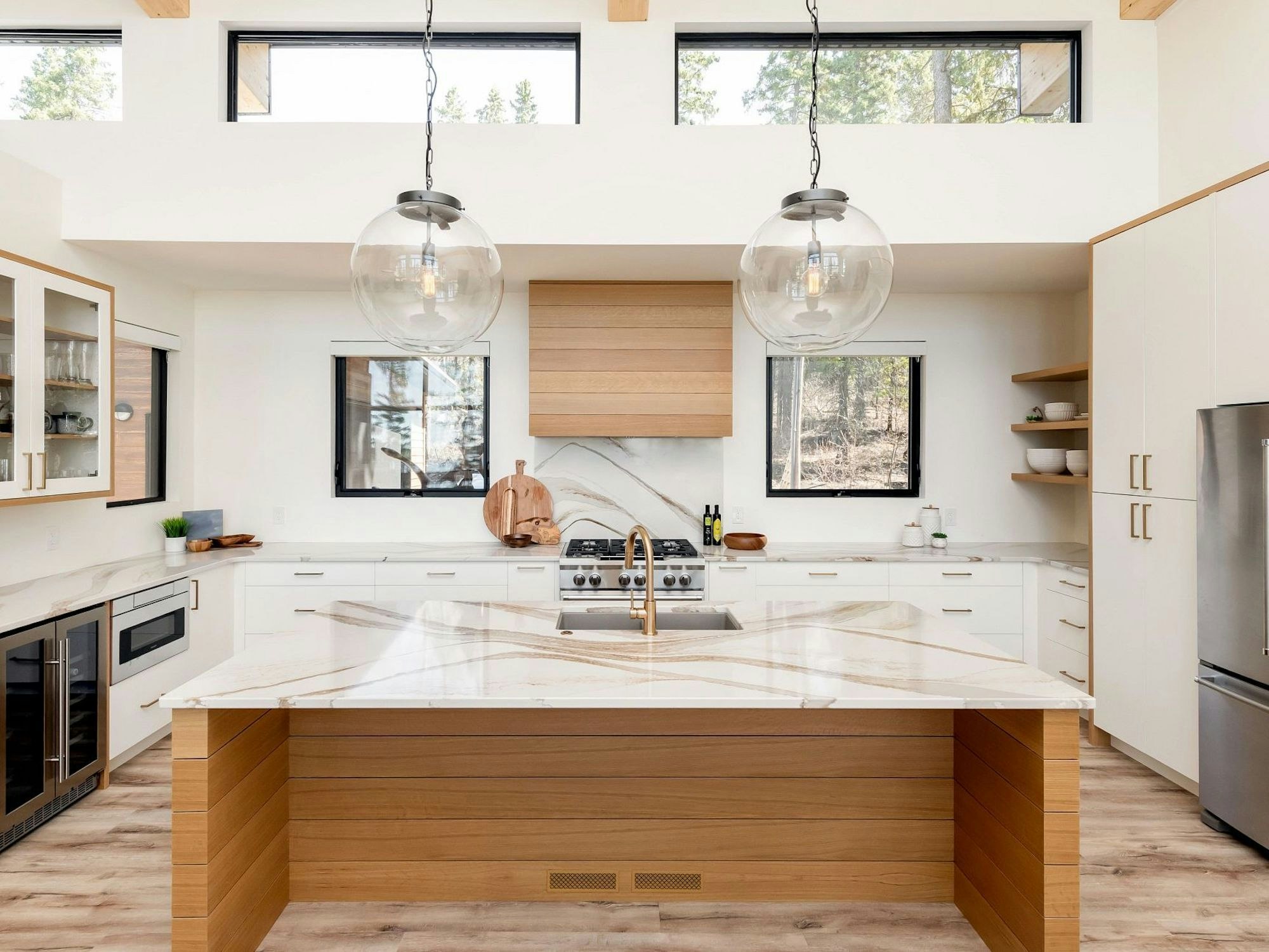 16 Beautiful Quartz Kitchen Countertops to Update Your Kitchen