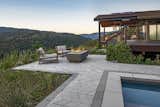 The sprawling Californian landscape and the wildness of the surrounding vegetation is perfectly offset by the geometric pattern of the tiles in shades of gray. The main patio is tiled using Techo-Bloc Diamond pavers in contrasting Smooth and Granitex textures, with a border of rectilinear Para slab and Raffinato cap around the pool. The Greyed Nickel color visually unites the variety of shapes to create a refined finish—add comfy chairs and a fire pit and you’ve got a dreamy spot to watch the sunset.