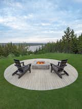 Techo-Bloc’s Industria 600 x 100 pavers in Greyed Nickel add a refined rhythm to this circular patio that punctuates a vast expanse of grass on the edge of a lake. The regularity of the gridded tiles and the perfectly formed circle are pleasingly juxtaposed by the rough-hewn stone fire pit.