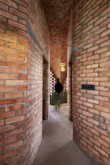 The circulation spaces on the upper level of the home maintain a feeling of openness. “During the summers, living here is a very different and more comfortable experience compared to the houses we’ve lived in before,” says the homeowner. “The open-plan of the house creates a spacious feel without any sense of congestion, even in the small plot that we had.”