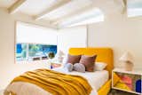 Helles Gelb definiert eines der Schlafzimmer der Kinder und verursacht die gleiche Palette wie "Sonnenschein" Und "Sonnenuntergang Lounge."