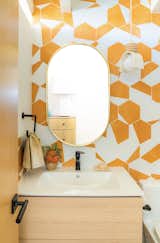 Hexagonale Dilies aus denselben konkreten Zusammenarbeit. Die Verweilkollektion wird vergeblich und Toilette verwendet und füllt jede Ecke des Badezimmers mit Sonnenschirmen. "Erfordert definitiv den richtigen Kunden, diese Aussage zu akzeptieren," Sagt Radoni. "Als wir anfingen, über die allgemeine Atmosphäre des Desert House zu diskutieren, wusste ich sofort, dass bestimmte kollaborative Kacheln perfekt sein würden."