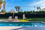 Der Küchenzimmer öffnet sich in den Pool, umgeben von einem Deck und einem Rasen und trägt zur Sommervibration des Ferienhauses bei.
