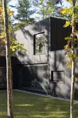 The two-story volume housing the loft sits above the screened porch. The play of shifting light and shadow across the yakisugi surface changes the home’s appearance throughout the day and across seasons.