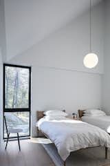 Ledge House by Desai Chia Architecture guest bedroom