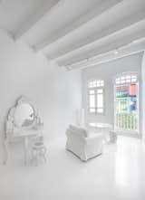 All-white furniture complete the purist design.