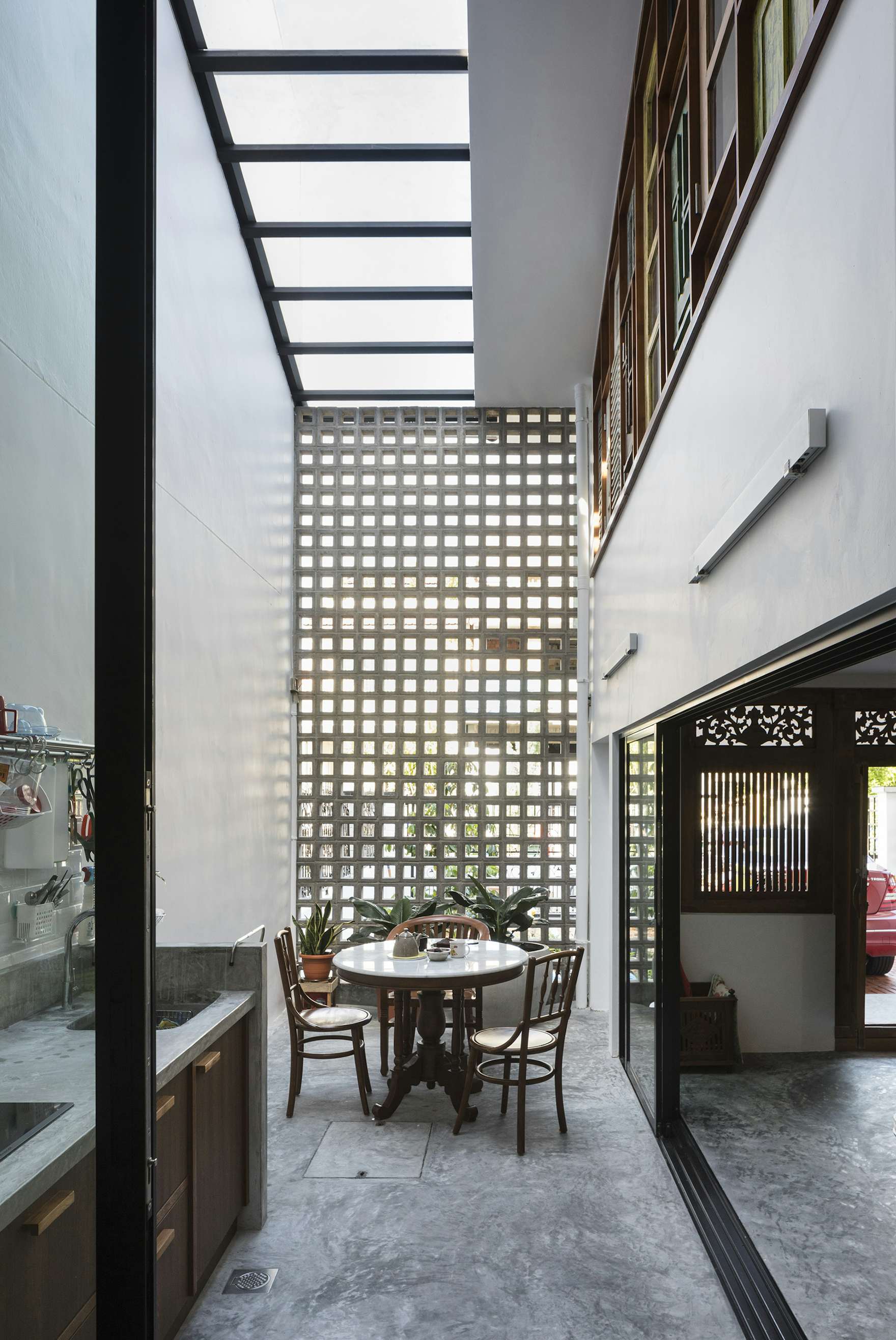 Photo 11 of 22 in An Imaginative Courtyard House in Singapore Makes ...