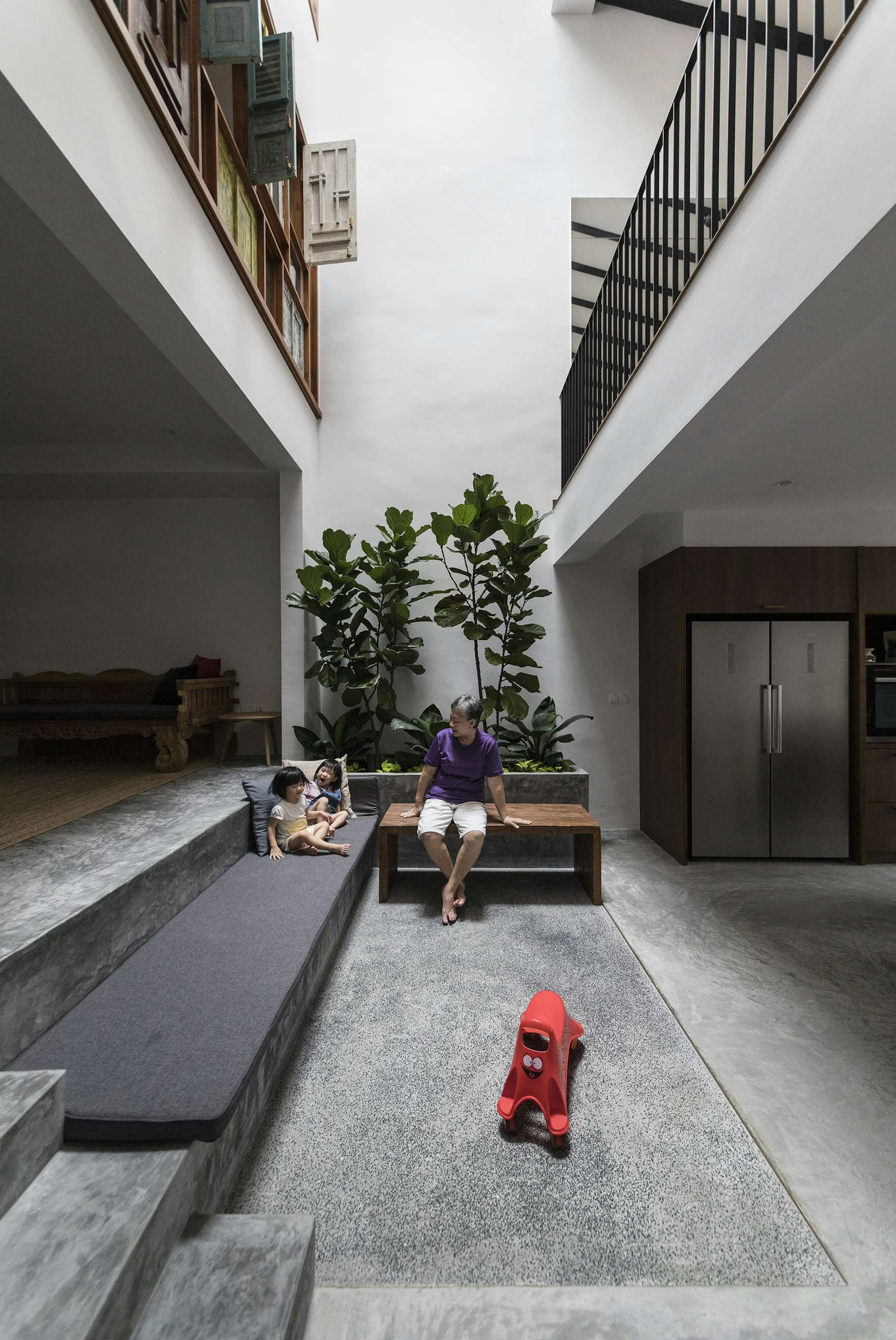 Photo 5 of 22 in An Imaginative Courtyard House in Singapore Makes Room ...