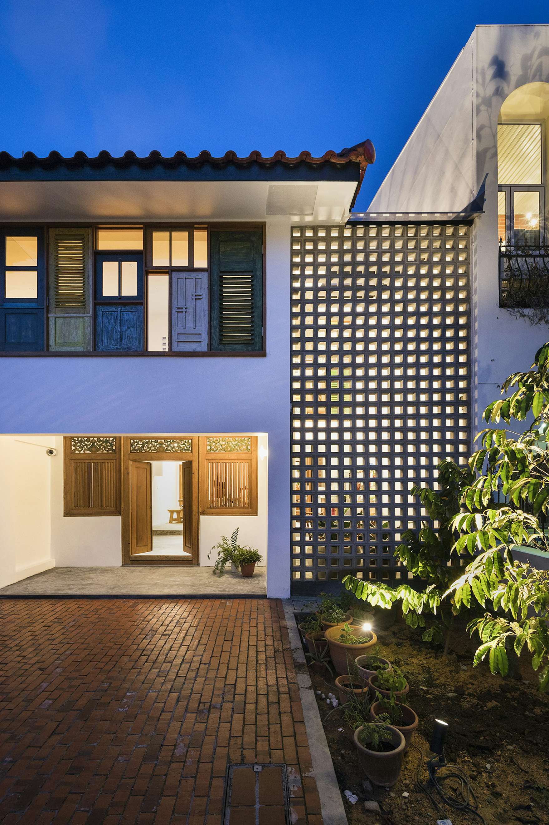 photo-18-of-22-in-an-imaginative-courtyard-house-in-singapore-makes