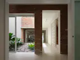 Through openings from the front to the rear of the house allow breeze and light to pass through easily. 