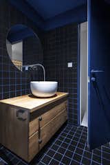 The guest bathroom features tap ware designed by John Pawson for Cacoon and a bowl-like washbasin from Cielo. 