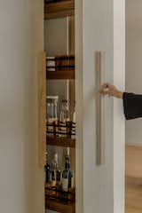 The light-coloured Rome travertine door handle was incorporated to harmonise with the texture and colour of the earthen wall finish. 