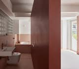 The open bath in the master bathroom; on the left, glass blocks bring some light into the adjacent stairwell. 