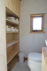 We do not lack storage in the bathroom.