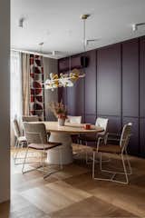 Car paint helps hide the forced presence of split systems in the apartment. Compound dining table. Moooi plastic leg filled with white gravel.
Table weight - 60 kg