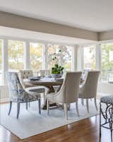 Dressed to coordinate, this sun-drenched dining area complements the cool waters that lie right outside the back door.