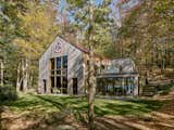 A Lakeside Cabin Conjures Up Midcentury Magic in New Hampshire