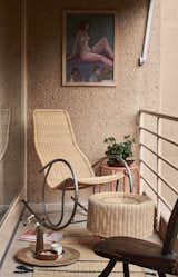 The family also used the terraces as living and work spaces. The vintage wicker furniture came from the local flea market.