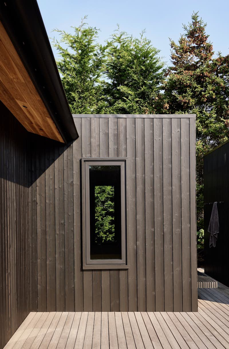 A Hamptons Beach House Gets a Minimalist Makeover With Midcentury Vibes ...