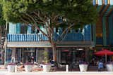The always busy Il Caffe offers coffee and pastries in the morning, paninis at lunch, and natural wine at night. A favorite spot of local fashion designers and artists.