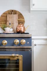 Details are essential to making the spaces a success, and the brushed brass trim on Big Chill's 36" Classic Stove in Custom Basalt Gray takes the appliance game to the next level.