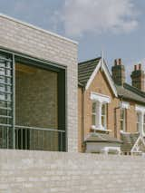  Photo 10 of 28 in This Boxy Brick Home in London Has a Layout That Flows Like Water