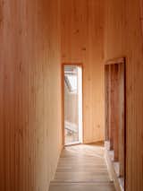 The Only Way Through This Cabin in Chile Is Up Its Narrow “Backbone” - Photo 6 of 20 - 
