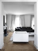The apartment has been divided in two parts: one side with crunchy silk curtains in contrast with the other side, very minimal, with recessed internal blinds.