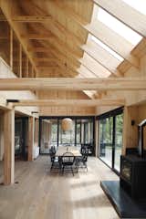 The access axis separates two áreas of the house and communicates whith the lake path. The kids rooms program settles on a partial second floor, leaving the living and dinning room in double height.