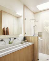 Porcelana 'Lexington Maple' is featured in the primary bath.