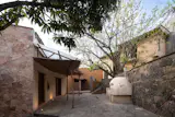 The stone, soil and wood are the main materials used in the construction.