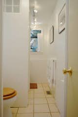 Bright, modern bathroom 