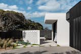 These Beachy Digs in Melbourne Explore the Yin and Yang of Form, Texture, and Color - Photo 3 of 26 - 