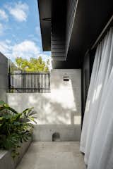 A Queenslander Cottage in Brisbane Is Overhauled to Open to the Elements - Photo 9 of 23 - 