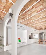 A Renovated Barcelona Flat Glows With All-White Interiors and Restored Brick Ceilings - Photo 4 of 10 - 